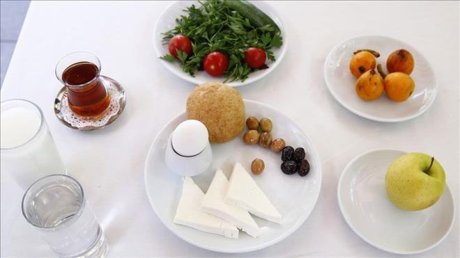 Beslenmenin yan sra sindirimi kolaylatracak aktiviteler hakknda da bilgi veren Balkan, ?ftara orba ile balamak sindirim sistemini rahatlatacaktr. Tek seferde byk porsiyonlar yerine, iftardan sonra aralkl ve kk porsiyonlar eklinde beslenin.