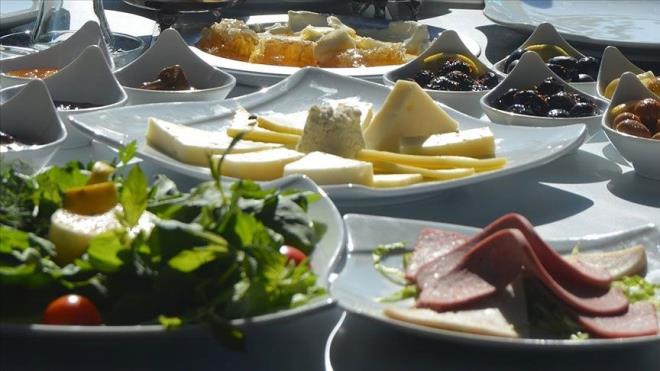 ftar ve sahur arasnda sk sk su iin. Gnde 2-2,5 litre yeterli olacaktr. St, ayran, sade soda, taze sklm meyve-sebze sular, hlamur ve kuburnu gibi bitki aylar da sv ihtiyacnz karlamaya destek olur. ay-kahve ise diretik (idrar atm orannn hzlanmas) olduundan dolay vcuttan sv boaltmna sebebiyet verir ve vcudunuz susuz kalabilir. Ramazan dneminde fazla ay-kahve tketiminden uzak durun.