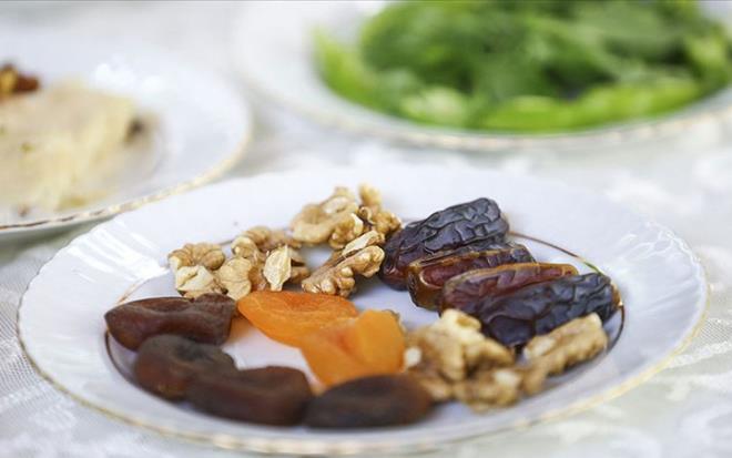 Sahurda yenecek besinlerin nemine deinen diyetisyen Cemre Balkan, "Normal zamanda olduu gibi oru tutarken de yeterli ve dengeli beslenmek altn kural. Yemeklerin seiminde ok yal, ok tuzlu ve ar tatl besinlerden kanmak gereklidir. Bunlarn yerine hazm kolay, mide-barsak sisteminde uzun sre kalabilen sebze, meyve ve tam tahl rnler tercih edilmelidir.