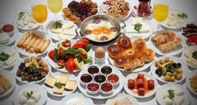 Sahur nnz mutlaka yapn. Sahurda tok tutan ve susatmayacak besinler tercihiniz olsun. Yumurta, st ve st rnleri, sebze meyve, tahll ekmek ve yal tohumlar tercih edebilirsiniz? dedi.
