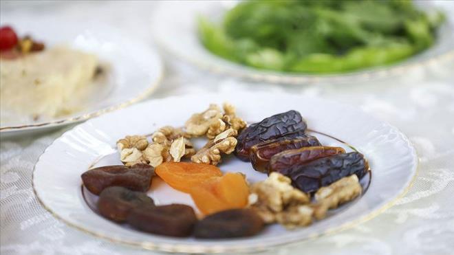 ftardan 1-2 saat sonra ksa mesafeli yryler yapmak sindirime yardmc olacaktr" diye konutu.