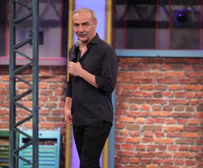 ddiaya gre sosyal medyada Aye K., ahsi hesabndan nl oyuncu Ylmaz Erdoan'n da bulunduu bir videonun altna yorum yapt. "Pislik maddeleri, ekmeimizi yiyen itler" eklinde paylamda bulunan kadn, usta oyuncuyu fena kzdrd.