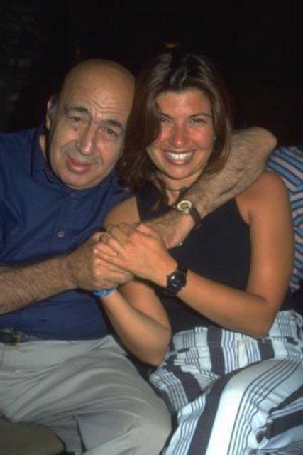 Akbel'in ei Suna ve kz Cansu da sesleri ve grntleriyle izleyicinin hafzasna yer etti. Bir sre seslendirme yapan Cansu Akbel daha sonra babasnn izinden gitti.