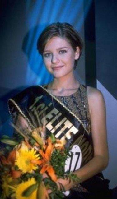 Podyumlardaki baars kadar arbal tavrlar ve dzgn yaantsyla beenilen Dikmenolu, bir sre Kanal D'de muhabir yapt.