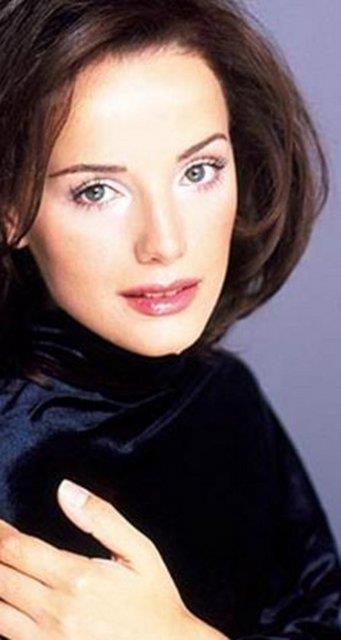 <p><b>NURHAYAT KAVRAK</b></p> TV seyircisi onu hava durumu sunucusu olarak tanmt ilk olarak. Hatta alt TV kanalnda kardei Birsen Kavrak ile dnml olarak sunard havu durumunu.