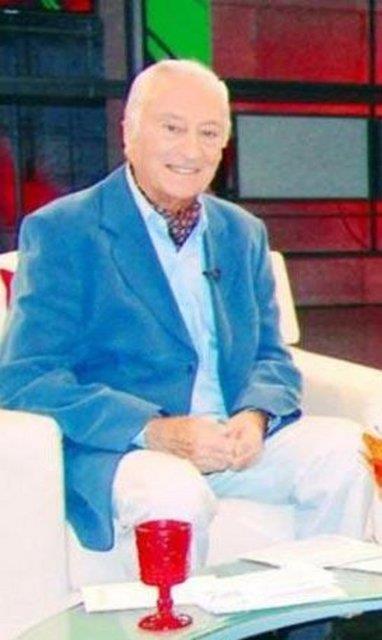 Olimpiyatlar ve byk uluslararas karlamalarda sunucu olarak grev ald. Dnya kupasn televizyondan sunan ilk Trk spikeri olan Kvan; 10 Dnya Kupas finallerini radyo ve TV'de anlatt.