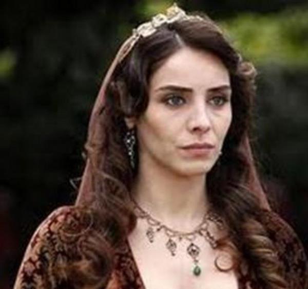 Ama ona asl nn kazandran Ak- Memnu dizisindeki Peyker rol oldu. Kurtlar Vadisi Filistin filminde de rol ald. Fettaholu u sralar Muhteem Yzyl'da Mahidevran Sultan' canlandryor.