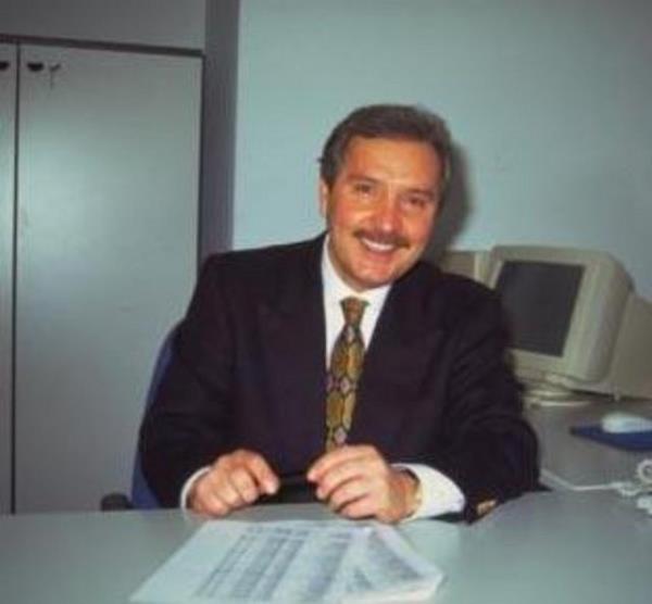 <p><b>LKER YASN</b></p> lker Yasin, ekranlarn deneyimli spor spikerlerinden biri.