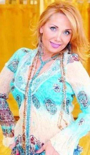 Sar salar, cretkar dekolteleriyle seyircinin dikkatini zerinde toplad.