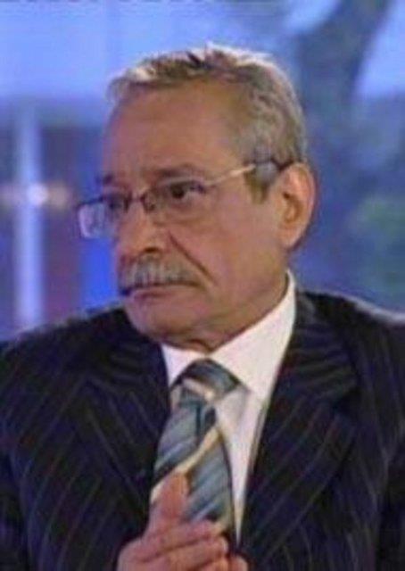 ukurova Radyosu'ndan yurtdndaki ablasna gnderdii sesli mesaj hayatn deitirdi. Radyo mdr onun sesini beenince nnde de spikerlik yolu ald. Mertcan artk emekli oldu ama hala bir ka kuan belleinde sesiyle yayor.