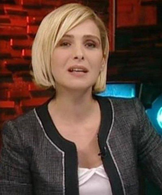 Nur Fettaholu'nun ablas Selvinaz Fettaholu da spikerlik yapyor.