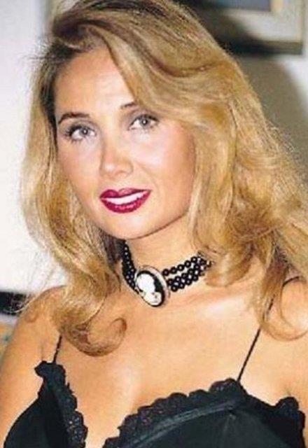 <p><b>HLYA UUR</b></p> TV ekranlarn en renkli simalarndan biriydi Hlya Uur.