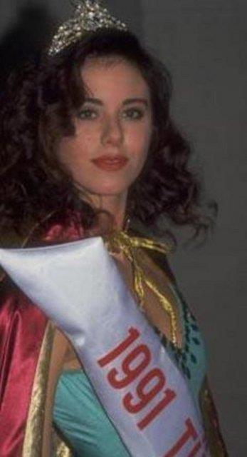 <p><b>DEFNE SAMYEL</b></p> 1991 ylnda Trkiye Gzeli seilen Defne Samyeli, ekranlarda nce show prgramlaryla boy gsterdi. uzun yllar Kanal D'de haber sundu.