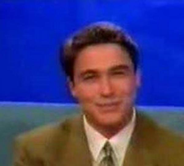 1989'da Ankara TV'sinde spikerlie baladktan 1 yl sonra Magic Box'a geti.