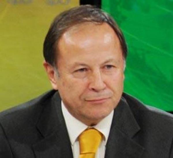 Polatkan, bir sre Ankaragc ve PTT takmlarnda futbol oynad.