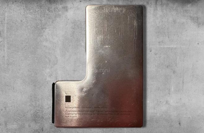 BATARYA    iPhone 16 Pro modellerinin daha yksek kapasite ve daha uzun kullanm mr salayabilecek istiflenmi pil teknolojisini kullanaca ne srld.    Ylm piller elektrikli aralarda ve tbbi cihazlarda yaygn olmakla birlikte akll telefonlar iin yeni gelien bir teknolojidir.    Ylm pil, daha hzl 40W kablolu arj ve 20W MagSafe arj desteiyle birlikte gelebilir.    Yeni bir tasarma, gncellenmi konektre ve 3355mAh kapasiteye sahip olduu iddia edilen iPhone 16 Pro pilinin bir grnts szdrld.