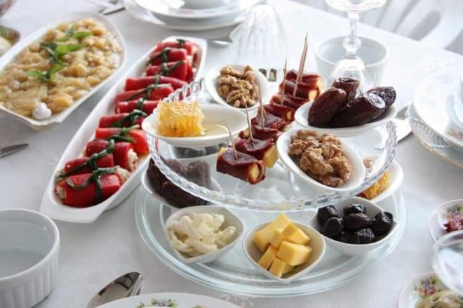 Yavalayan metabolizmay hzlandrmak, bir defada fazla yemei nlemek iin iftar ve sahur arasnda da 1-2 ara n yapmaya aln. Ara nlerde taze mevsim meyveleri, kuru meyveler st, yourt ve stl tatllar tercih edilebilir.