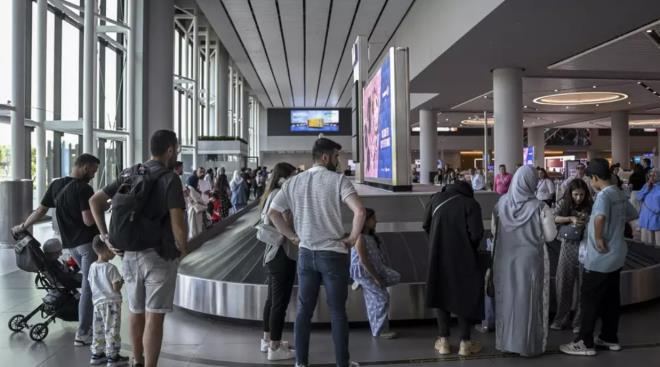 Seimin de bitmi olmas ile lkemiz insanlar Ramazan Bayramlarn iyi bir tatil dnemiyle deerlendirebilir. Bu anlamda tatil dneminin uzamasnn nceden aklanmasn rica ediyoruz" diye konutu.    Geen yl turizm sezonunun ok ge baladn da hatrlatan Kavalolu, "Bu sene Ramazan Bayram sresinin uzayabilme ihtimali ile sanatl otellerin younluu da artt. zellikle Antalya'da ve Kuzey Kbrs'ta. Bu anlamda baktmzda, sezonun erken balamasna da sebep olacak pe pee gelen Nevruz, Paskalya ve Ramazan Bayram tatili.