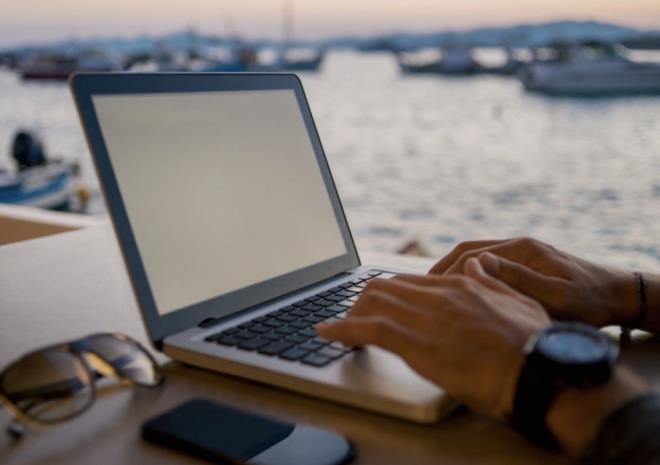 Antalya'da turizmciler, 8 Nisan'n da resmi tatil ilan edilip, bylece 2 hafta sonunun birletirerek Ramazan Bayram tatilinin 9 gne karlmasna ynelik ar yapt. Antalya Turistik Otelciler ve letmeciler Birlii (AKTOB) Bakan Kaan Kavalolu, "Ramazan Bayram'nda da eer nceden aklanabilirse, tatil dnemi 1 gn uzatlrsa; toplam 9 gn tatil sz konusu olacak" dedi.