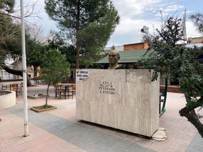 Manisa?da bir kii elindeki baltayla Mustafa Kemal Atatrk?n bstne saldrd.  Olay, dn saat 20.30 sralarnda ehzadeler ilesine bal krsal Sancaklidecik Mahallesi?nde meydana geldi.