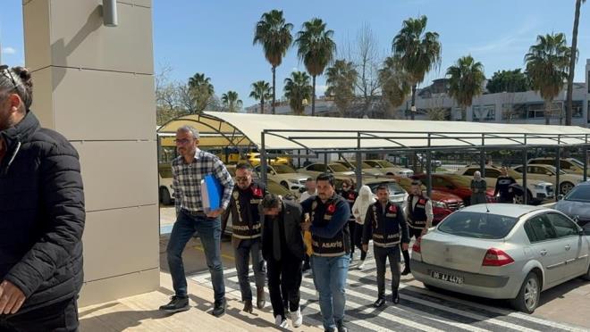 Evli ve 3 ocuk babas Mustafa Kalayc'nn lmyle ilgili Gazipaa Cumhuriyet Basavcl koordinesinde Antalya l Emniyet Mdrl Asayi ube Mdrl Cinayet Bro Amirlii ekipleri geni apl soruturma balatt.