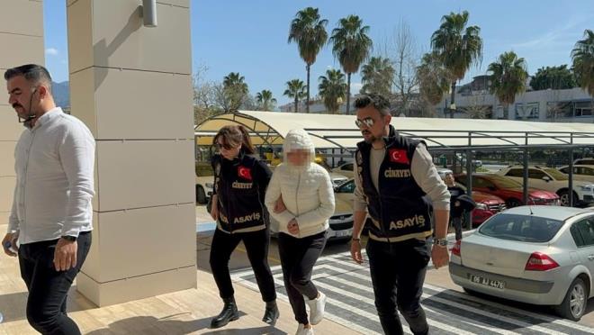 Olayla ilgili 8 Mart'ta Mustafa Kalayc'nn ei Aye Kalayc ve F.U. isimli kadn ile Mehmet Krc gzaltna alnd. 3 pheli polis eliinde dn Gazipaa Adliyesi'ne getirildi.    lemleri ge saatlere kadar sren phelilerden Aye Kalayc ile Mehmet Krc tutuklanrken, F.U. ise serbest brakld.