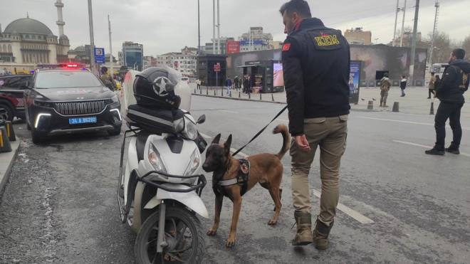 Polis helikopterinin havadan destek verdii denetimde "Uzi" isimli narkotik kpei de aralarda arama yapt.