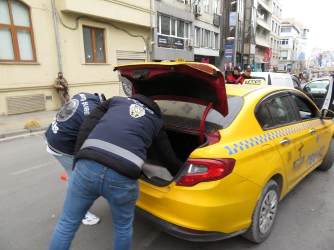 Denetimde durdurulan bir arataki yolcunun st aramasnda bir miktar metamfetamin ele geirildi.