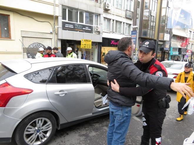 Denetim noktasnda durdurulan aralar didik didik arand.