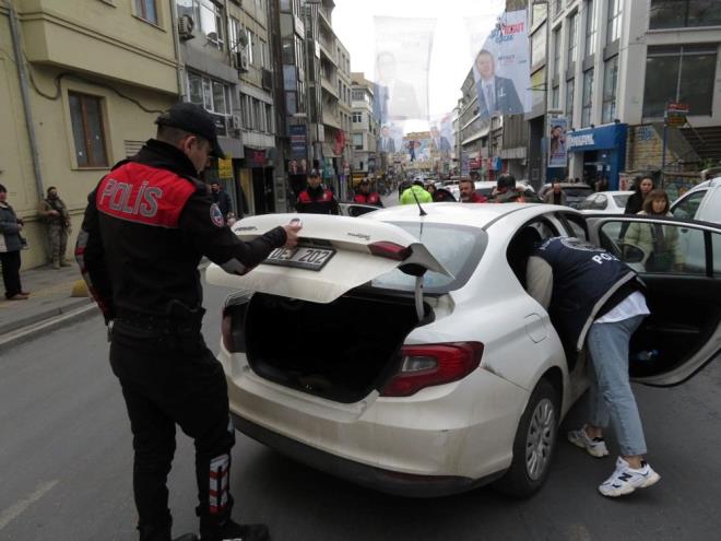 Srclerin ehliyet, ruhsat ve Genel Bilgi Toplama (GBT) sorgulamas yapt.