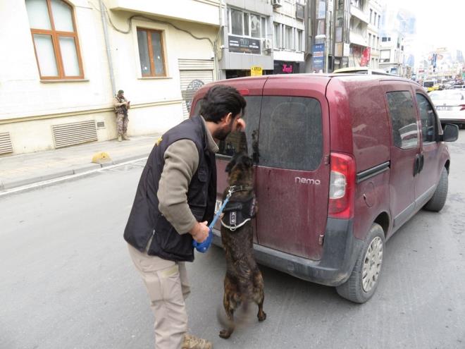 KADIKY'DEK DENETMDE ST ARAMASINDA UYUTURUCU BULUNDU    Kadky'de yaplan denetime, Asayi ube Mdrl, le Emniyet Mdrlkleri, nleyici Hizmetler, Trafik Denetleme, Havaclk, Narkotik Sularla Mcadele ve zel Harekt ekipleri katld.