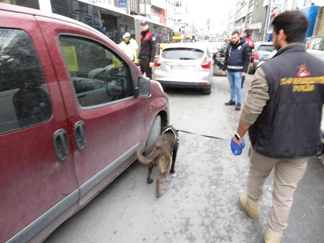 Narkotik kpei "Kobe" de aralarda narkotik aramas yapt.