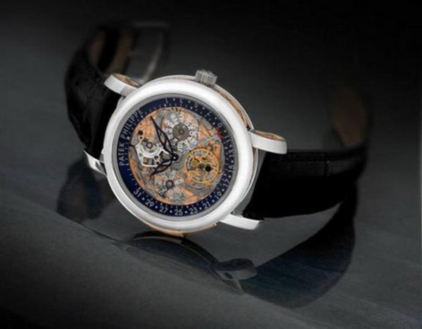 <b>12. 5104P:</b> 576 bin $ Platin, nde ve arkada safir kristal caml. 515 paras var. Altn sars.