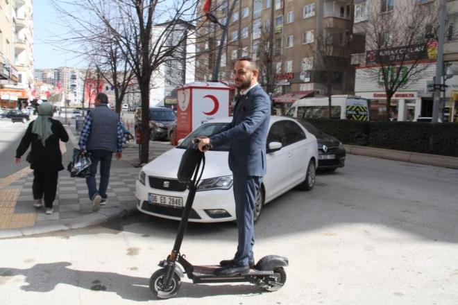 Grlt kirliliine kar scooter ile gezdiini syleyen Tac, 'ankr Belediyesi'ne bamsz bakan aday oldum. 21'inci yzylda seim otobsleri yerine scooterim ile seim almalarm yrtmekteyim. Vatandalardan olumlu tepkiler alyorum. Onlarda grlt kirliliinden ar rahatszlar. Temiz enerji ve ankr'nn kanayan yaras trafik sorunu iin kullanyorum. Kentin en uzak noktasna bile scooterim ile gitmekteyim. 'Neden lks arala deil de scooter ile' diye soruyorlar. Lks arala da gezebilirim ama ben vatandan iinde scooter ile daha mutluyum. lk projelerimden birisi de 7 yldr yaplmayan lise kavann szn aldm gelir gelmez almalara balayacam.' dedi.