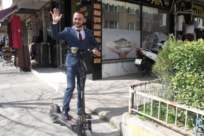 Adaylarn yerel seim hazrlklar sryor. ankr'da bamsz olarak seime giren belediye bakan aday Gkhan Tac, seim propagandas iin farkl bir yol seti.