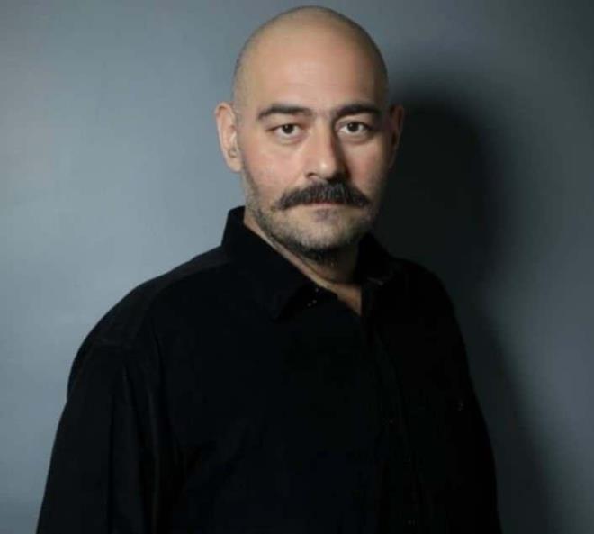 �nl� oyuncu ge�ti�imiz g�n Kad�k�y Evlendirme Dairesi'nde Asude Karayavuz ile nikah masas�na oturdu.