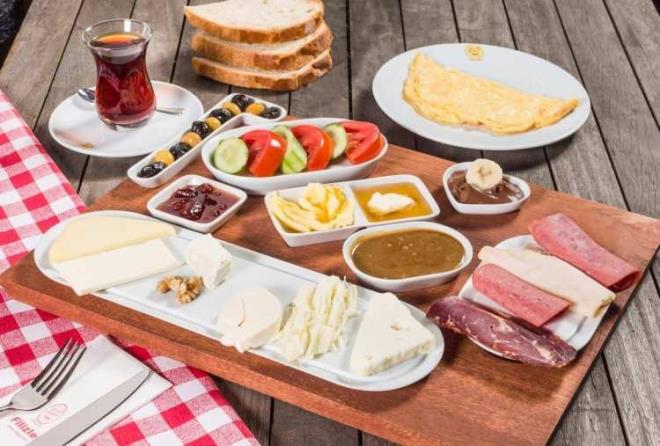 "Sahurda st, yumurta, domates, salatalk, yeil sebzeler ve tercihen tam buday unundan yaplm ekmekten oluan hafif bir kahvalt yaplmas ya da orba, sebze ve zeytinyal yemeklerden oluan bir n tercih edilmesi gerekir. Tka basa doymadan sofradan kalklmaldr. zellikle koroner arter hastal ve hipertansiyonu olan hastalar hamurlu, tuzlu ve kzartma tr yiyeceklerden uzak durmallar. Vcut direncini artrmak ve vcuda yeterli miktarda vitamin ve mineral alnmasn salamak iin sebze ve meyvelerin sk tketilmesi gerekir.