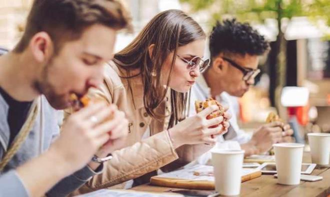 SAHURDA BU GIDALARDAN UZAK DURUN!     Uzman isim Sibel Tetik, sahurda tketilmemesi gereken yiyecekleri yle sralyor;