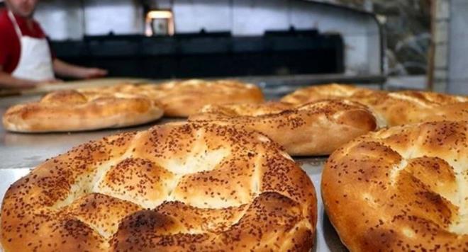 Ellerinizi hafifi �slat�p d�� k�sm�ndan yuvarlak yapacak �ekilde bast�r�n. Tepsiye ya�l� ka��t serip 20 dakika da bu �ekilde mayalanmas�n� bekleyin. 200 derecede �zeri k�zaracak kadar pi�irin.