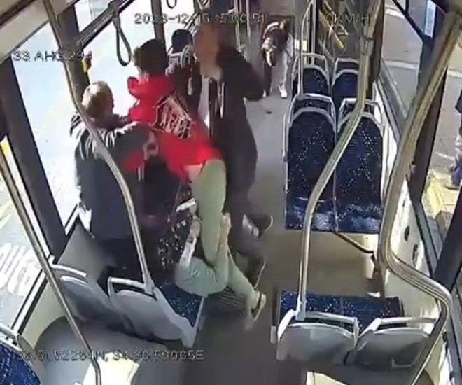 ''KMSEY DARBEDECEK DURUMDA DELZ''    Mteki sank Hamdiye Polat ise yle konutu:    "Olay gn eim ile birlikte hastanede muayene olduktan sonra otobse bindiimizde engelli koltuunda daha ncesinde tanmadmz smet Turan ve olunu grdk. Eim engelli olduunu ve koltua oturmak istediini syledi. O srada bir anda Turan bize 'Hayr, biz de engelliyiz, biz oturmak istiyoruz' dedi. Bunun zerine tartma yaand.