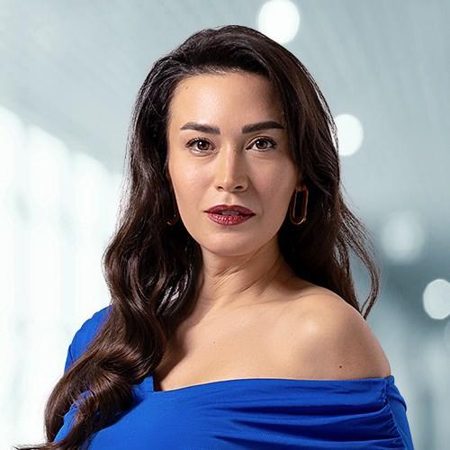 Hayat arks dizisi ile k yapan ve hayran kitlesini Gnl Da dizisinde oynad rol ile genileten Ecem zkaya imdilerde Bahar dizisinde Rengin karakteriyle boy gsteriyor.