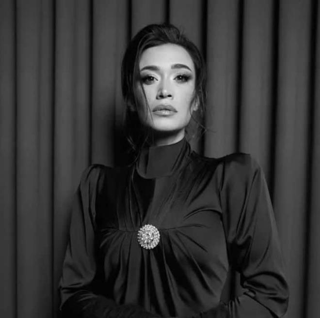 Dzgn fizii ve gzellii ile merak edilen baarl oyuncu hayranlar tarafndan pek ok defa aratlyor.