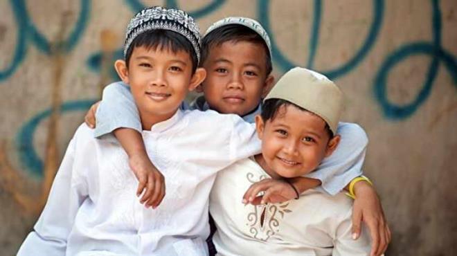 KPECK GELENE    Ktahya'da Ramazan akamlarnda ocuklar kpecik manisini okuyarak kap kap dolayor ve bahi topluyorlar.