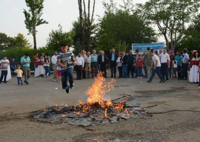 MELEDE ATE    Siirt'te Ramazan'n ilk gn melede atei denen bir ate yaklr, ocuklar ve genler bu atein etrafnda sohbet eder, keyifli saatler geirir. Bu uygulamayla ocuklara ve genlere ramazan ayn sevdirmek amalanyor.