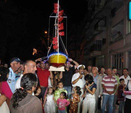 HELESA    Sinop'a zg "helesa" ya da "sellime kma" kma olarak bilinen gelenein tam ne zaman balad bilinmese bile gnmzde hl etkisini srdryor. Ramazan'n ikini yars sellime kan genler, ellerinde maket kayk, fener ve mumlarla maniler syleyip mahalleleri geziyor ve bahi topluyorlar.