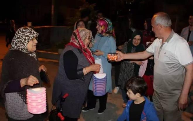 SELE SEPET GELENE    Samsun'un Bafra ilesinde ocuklar ve hatta yetikinler, "sele sepet" adn verdikleri fenerlerle evleri dolap bahi topluyor. Bu elence Ramazan'n 14'n 15'ine balayan gece yaplyor.