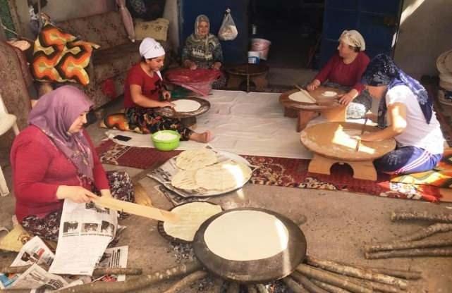 KARADENZ MECES    zellikle Dou Karadeniz'de Ramazan hazrlklar imece usul yaplyor. Ramazan'a 10 gn kala kadnlar toplanr ve hep birlikte erite, yufka, silor gibi rnler yaparlar, bylece Ramazan'n paylamak olduunu hatrlatrlar.