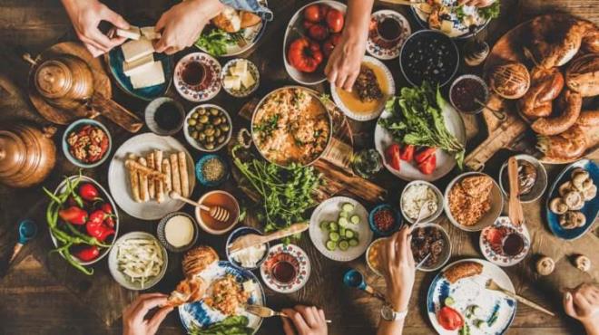 Mslman alemi iin en nemli aylardan olan Ramazan, farkl kltrlerde kendilerine has ekillerde cokuyla karlanyor.