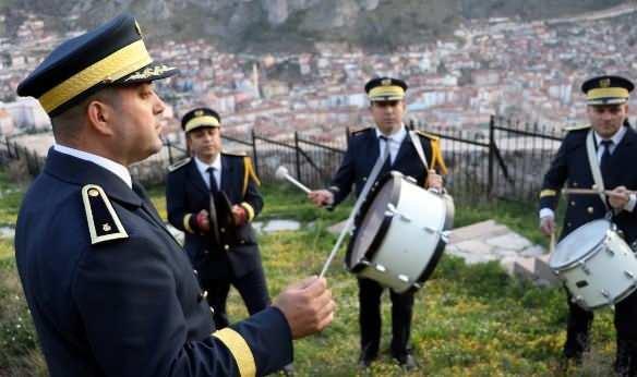AMASYA BANDOSU    Amasya'da 1860'l yllarda balayan gelenek hl devam ediyor. Amasyallar iftar ve sahuru belediye bandosunun ald paralar eliinde yapyor.