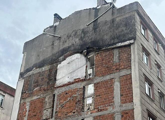 Mahalle sakini Latif Kaya, "Yapan mteahhidin suu. teki binay yapann suu, kendine ait duvar yok. Ykan kiinin suu yok. Mekaniki olduum halde, ykan binann suunun olmadn anlyorum. Grnt mteahhitlik asndan bakarsak alnm, hrszlk" eklinde konutu.